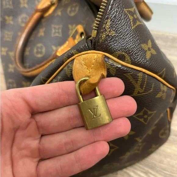 Louis Vuitton Speedy 30 Bag - Picture 7 of 10